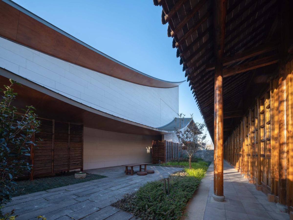 16_謇里小鎮(zhèn)展覽館_北側雙層屋檐，與老建筑的兩層屋檐分別呼應_?此間建筑攝影_(1).jpg