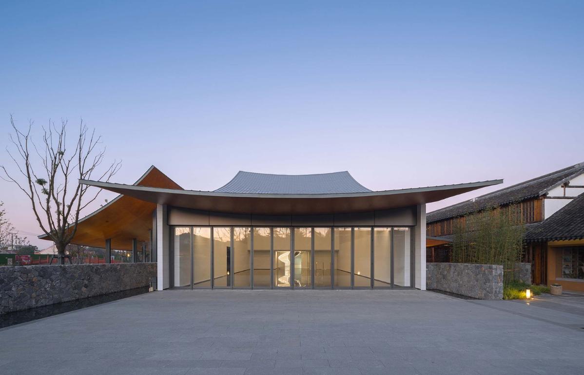 24_展廳幕墻可開啟，實現(xiàn)室內外展陳空間融合（閉合狀態(tài)）_?此間建筑攝影.jpg