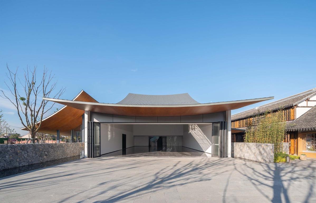 25_展廳幕墻可開啟，實現(xiàn)室內外展陳空間融合（開啟狀態(tài)）_?此間建筑攝影.jpg